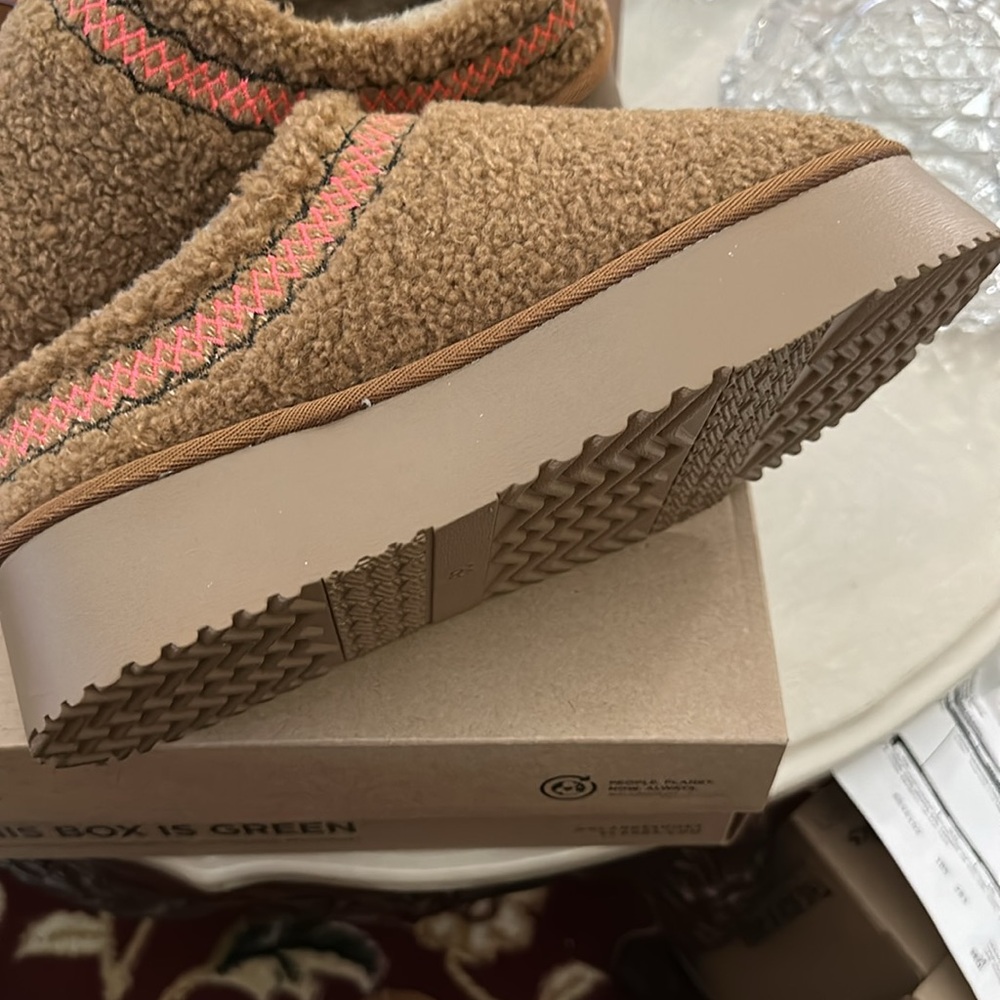 Shoes - Picture 3 of 4